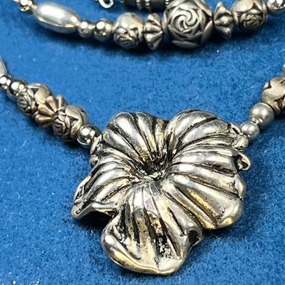 PRETTY FLOWER PENDANT NECKLACE WITH FANCY BEADS, SEGMENTED CHAIN