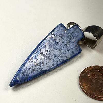 BLUE AGATE ARROWHEAD-LIKE PENDANT WITH SILVERTONE BALE