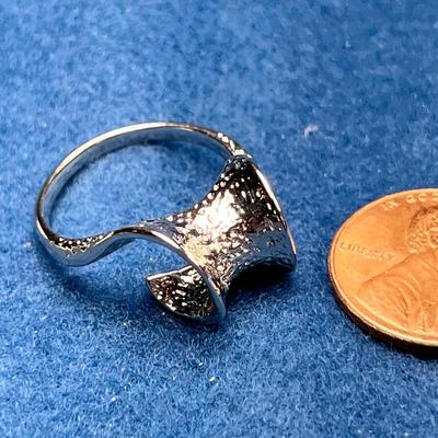 UNUSUAL NICE SILVERTONE MODERNISTIC RING