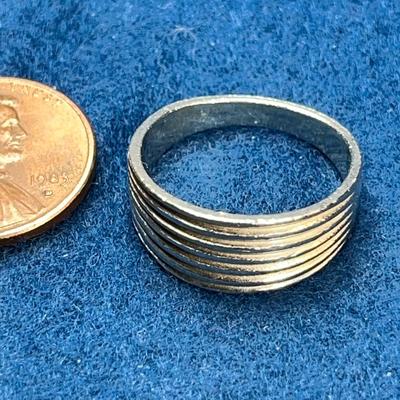 STERLING RIBBED BAND RING