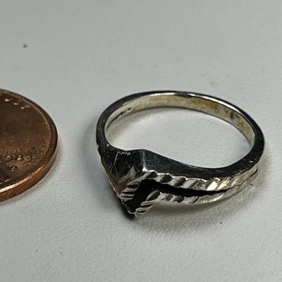 MODERNISTIC CHEVRON MOTIF RING