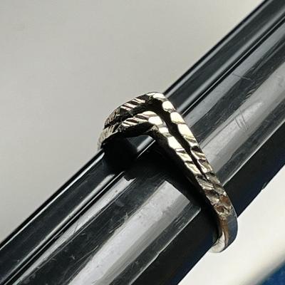 MODERNISTIC CHEVRON MOTIF RING