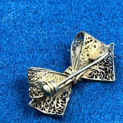DELICATE FILIGREE GOLDTONE BOW PIN