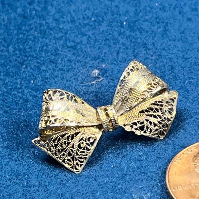 DELICATE FILIGREE GOLDTONE BOW PIN