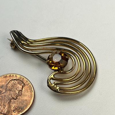 VINTAGE SWIRLED GOLDTONE PIN WITH GOLD PRONG SET RHINESTONE