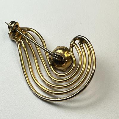 VINTAGE SWIRLED GOLDTONE PIN WITH GOLD PRONG SET RHINESTONE