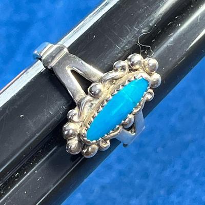 STERLING RING WITH INSET TURQUOISE STONE