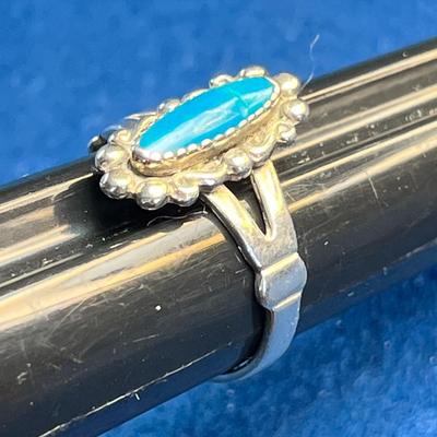 STERLING RING WITH INSET TURQUOISE STONE