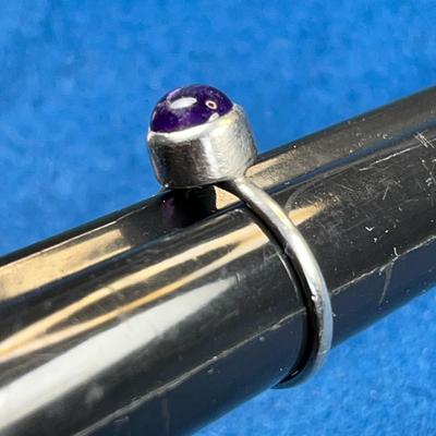 SIMPLE STERLING RING WITH INSET AMETHYST