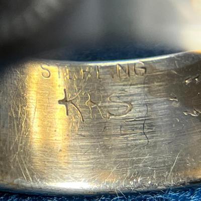 MENS' STERLING BAND RING WITH INCISED GEOMETRIC PATTERN