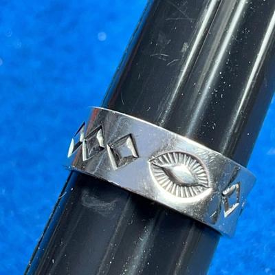 MENS' STERLING BAND RING WITH INCISED GEOMETRIC PATTERN