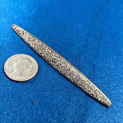 UNUSUAL VINTAGE WIDE SLENDER PIN WITH PEBBLED DESIGN