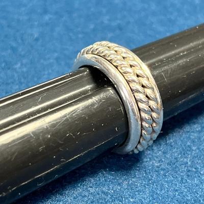 STERLING BAND RING WITH TWISTED ROPE MOTIF