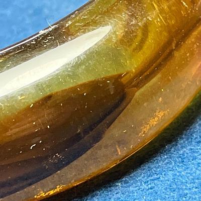 BEAUTIFUL VINTAGE AMBER, BROWN SWIRLED LUCITE BANGLE BRACELET