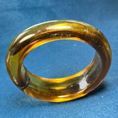 BEAUTIFUL VINTAGE AMBER, BROWN SWIRLED LUCITE BANGLE BRACELET