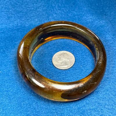 BEAUTIFUL VINTAGE AMBER, BROWN SWIRLED LUCITE BANGLE BRACELET
