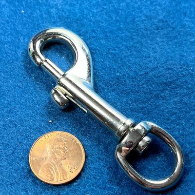 STRONG RETRACTABLE CLIP-ON HOOK WITH SWIVEL END