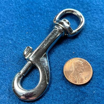 STRONG RETRACTABLE CLIP-ON HOOK WITH SWIVEL END