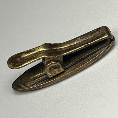 ANTIQUE ENAMELED CLIP FOR NAPKIN? 