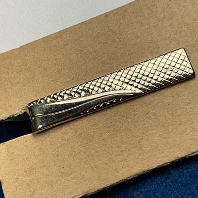 HANDSOME GOLDTONE SWOOSH TIE CLIP