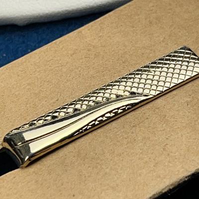 HANDSOME GOLDTONE SWOOSH TIE CLIP