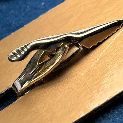 HANDSOME GOLDTONE SWOOSH TIE CLIP