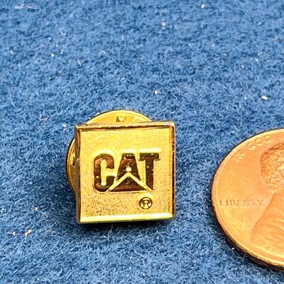 GOLDTONE "CAT" LAPEL PIN