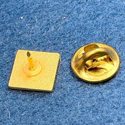 GOLDTONE "CAT" LAPEL PIN