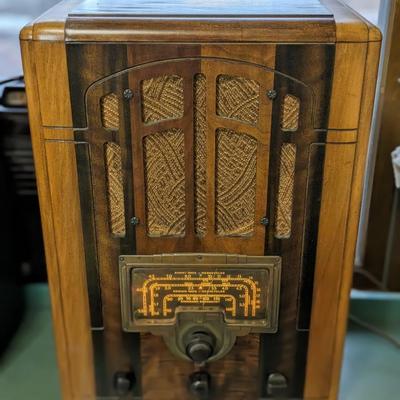 Vintage RCA Tombstone Radio, Model 6T2