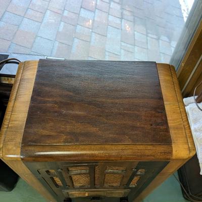 Vintage RCA Tombstone Radio, Model 6T2