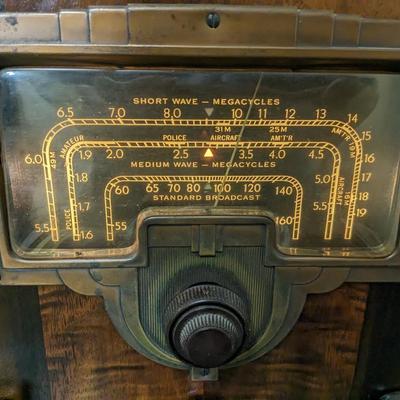 Vintage RCA Tombstone Radio, Model 6T2