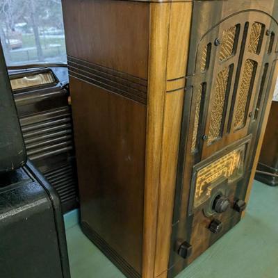 Vintage RCA Tombstone Radio, Model 6T2