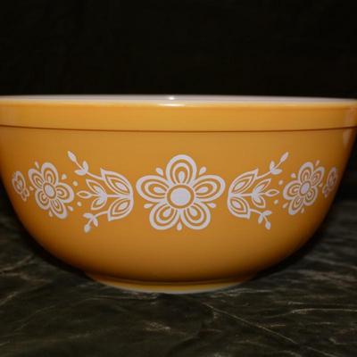 Set of 4 Vintage PYREX â€œButterfly Goldâ€ Nesting Mixing Bowls