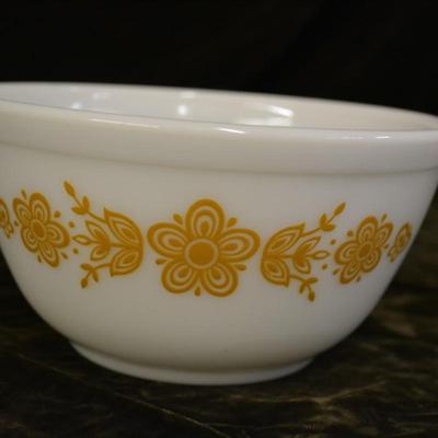 Set of 4 Vintage PYREX â€œButterfly Goldâ€ Nesting Mixing Bowls