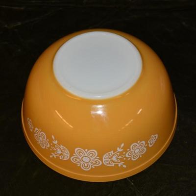 Set of 4 Vintage PYREX â€œButterfly Goldâ€ Nesting Mixing Bowls