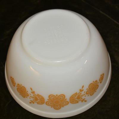 Set of 4 Vintage PYREX â€œButterfly Goldâ€ Nesting Mixing Bowls
