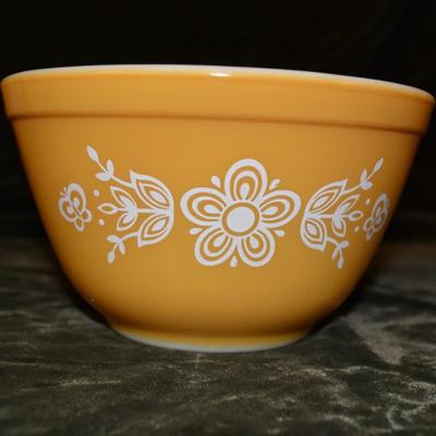 Set of 4 Vintage PYREX â€œButterfly Goldâ€ Nesting Mixing Bowls