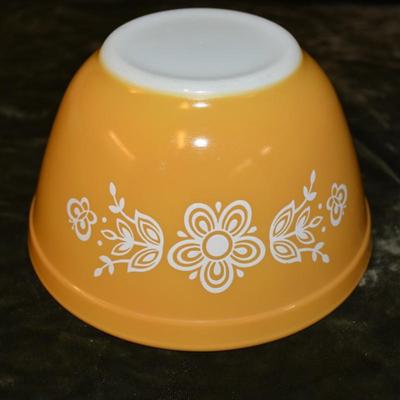 Set of 4 Vintage PYREX â€œButterfly Goldâ€ Nesting Mixing Bowls