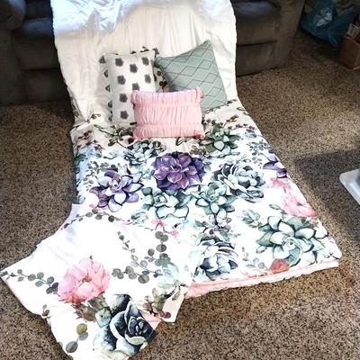 TWIN FLORAL BEDSPREAD, MATCHING SHAM AND THROW PILLOWS