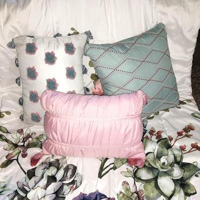 TWIN FLORAL BEDSPREAD, MATCHING SHAM AND THROW PILLOWS
