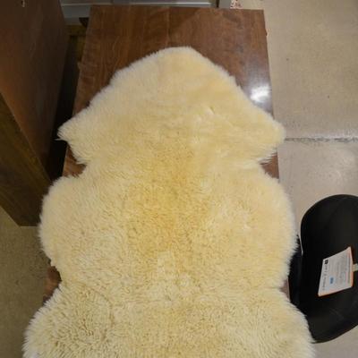Beautiful Off-White Sheepskin 45â€x32â€