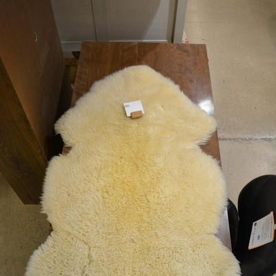 Beautiful Off-White Sheepskin 45â€x32â€