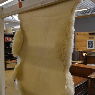 Beautiful Off-White Sheepskin 45â€x32â€