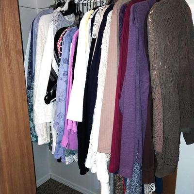 AN ASSORTMENT OF LADIES CLOTHES MOSTLY SIZE LARGE
