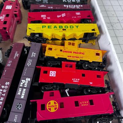 Tray 2 Mixed Lot of HO Scale Train Cars 