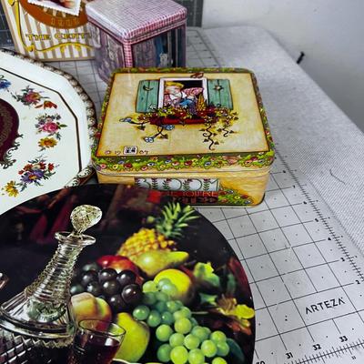 Large Collection of TINS VINTAGE 