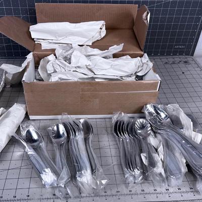 DOMAIN NEW never USED 114 Piece Silverware Set NICE