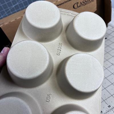 Pampered Chef -6 Cup Muffin Pan NEW In the Box 