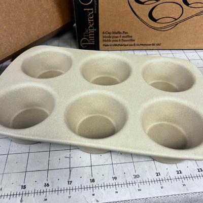 Pampered Chef -6 Cup Muffin Pan NEW In the Box 