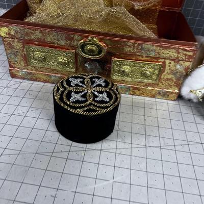 Treasure Chest of Holiday DÃ©cor